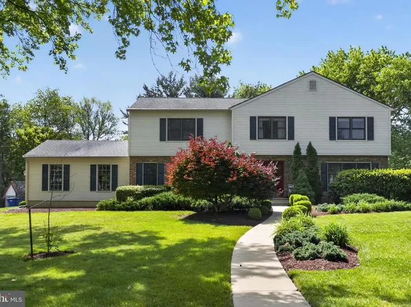 248 Carriage Hill Dr, Moorestown, NJ 08057