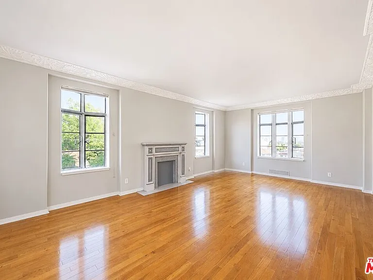 1314 N Hayworth Ave #303 — Photo 8