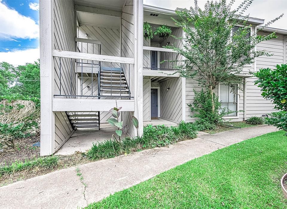 Welcome home to 17331 Red Oak Drive!