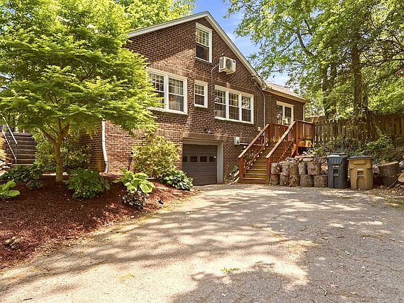 3rd image of 318 Elmwood Dr
