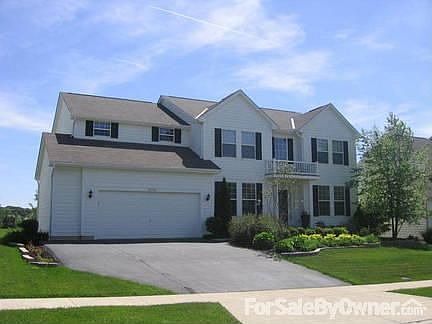 View from street : 2.5 car garage