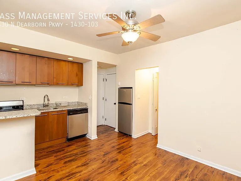 1430 N Dearborn Pkwy — Photo 59