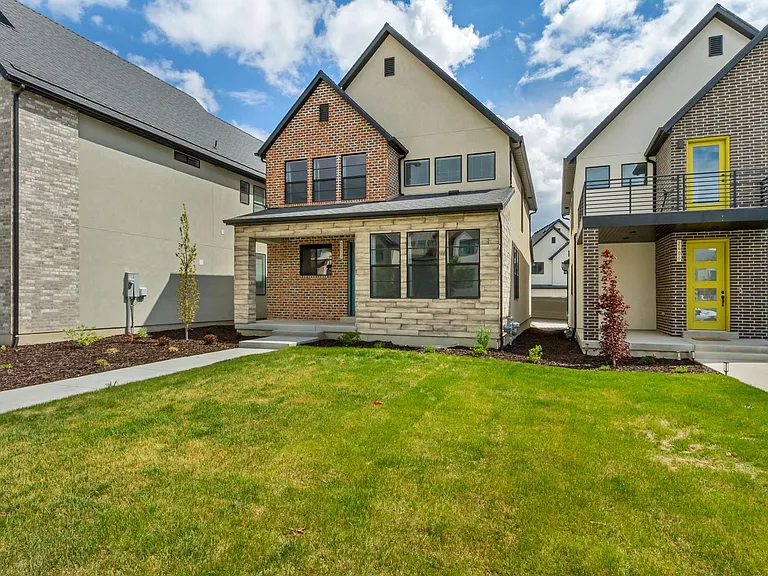 2412 N Sunmore Way — Photo 2