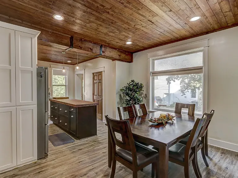 511 W Wisconsin St — Photo 21