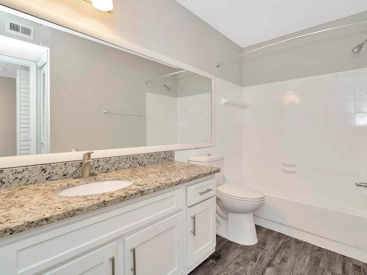 Essex Place Luxury Apartments — Photo 4