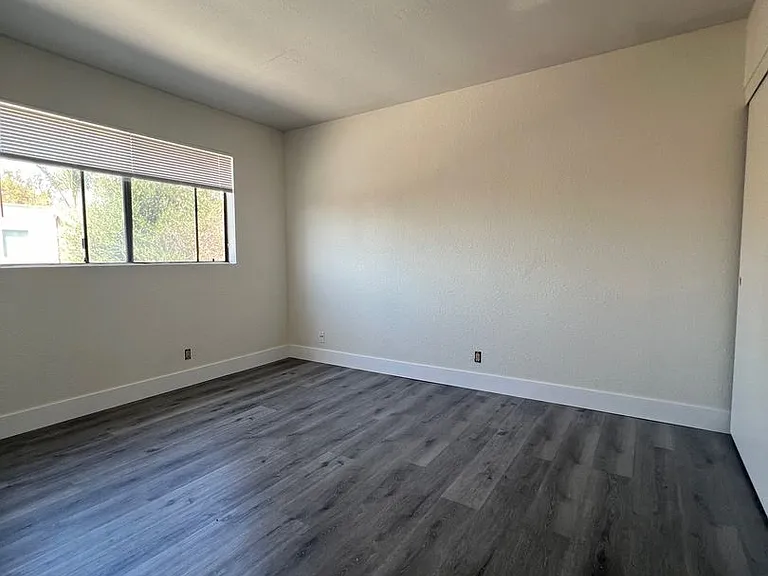 3440 Helix St — Photo 10