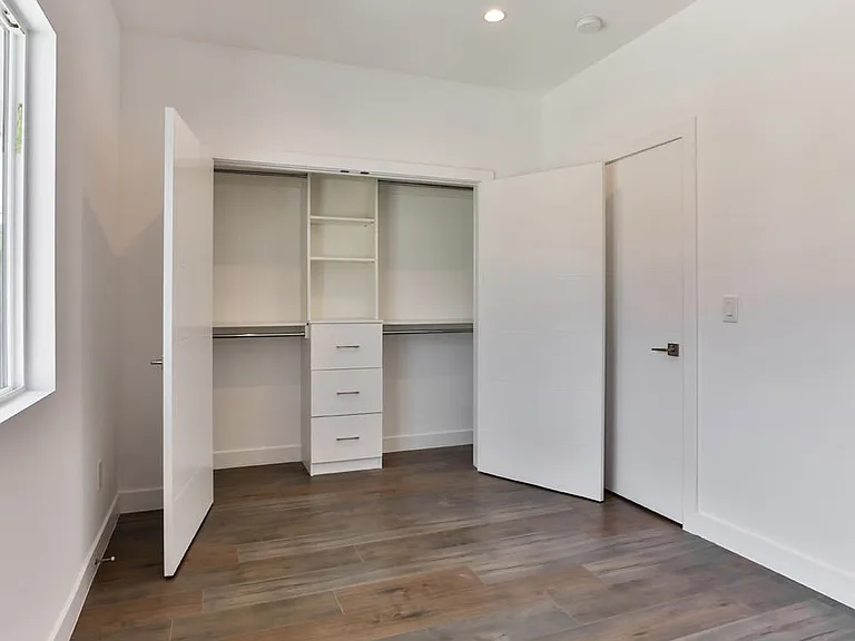 3946 S Budlong Ave #1/2 — Photo 32