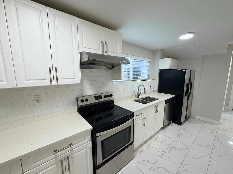 2049 Majestic Cres #B — Photo 6