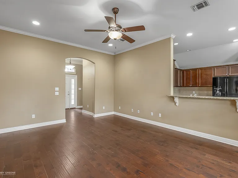 1702 Avondale Ct — Photo 4