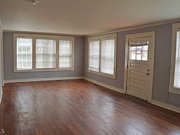 3rd image of 1400 Woodland Cir
