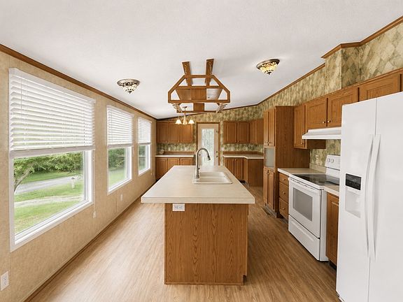 5th image of 318 Autumn Rd