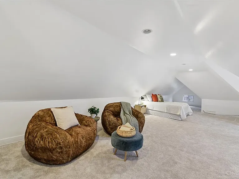 1723 Kinney Ave — Photo 24