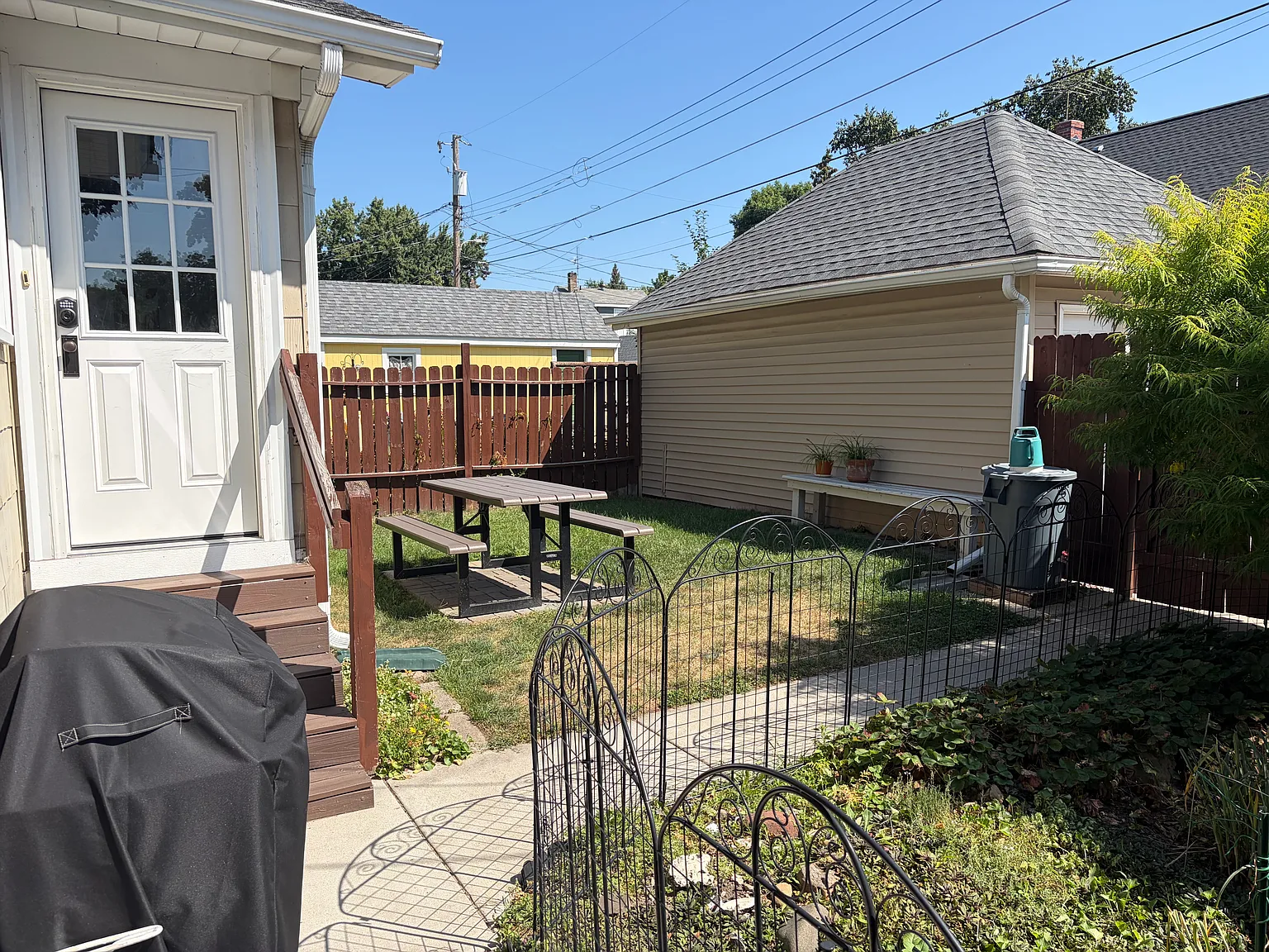2 bed, 450 sqft, $1,600 — Photo 2