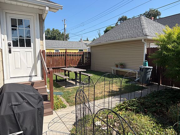 2nd image of 604 Simpson St