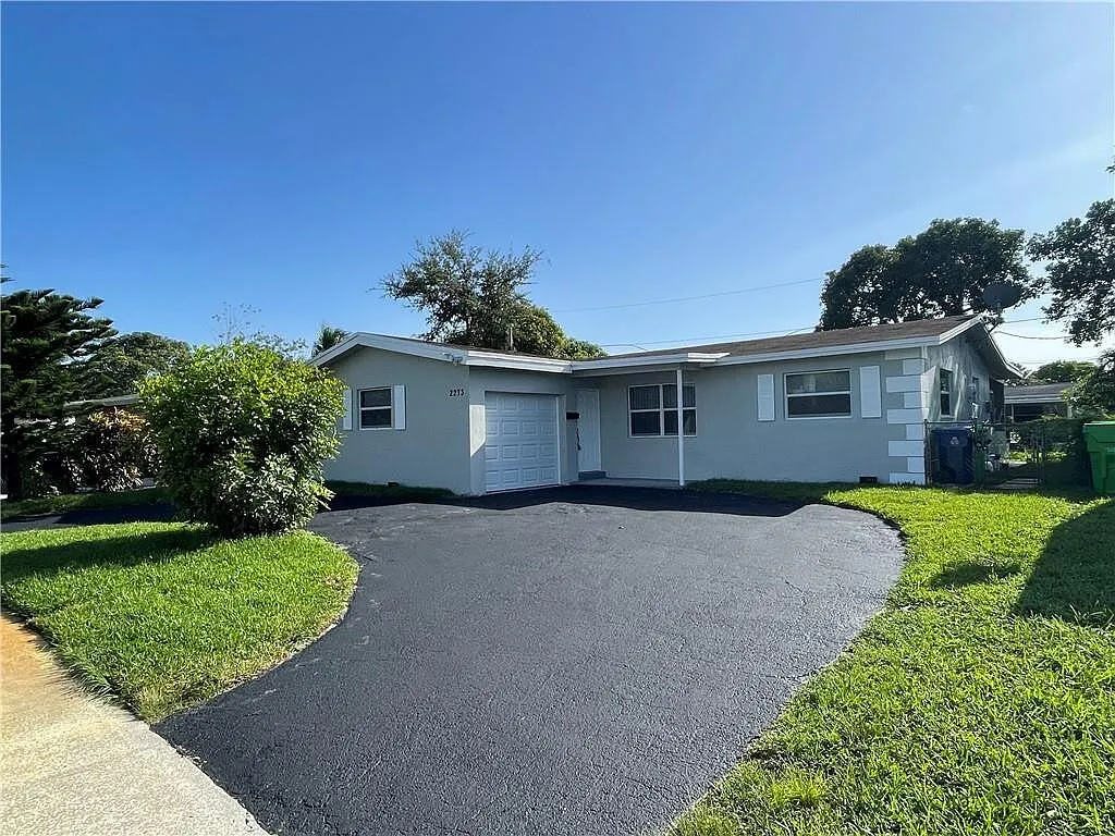 4 bed, 2.0 bath, 1360 sqft, $4,000 — Photo 1