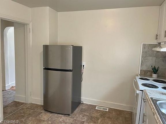 5th image of 910 S English St