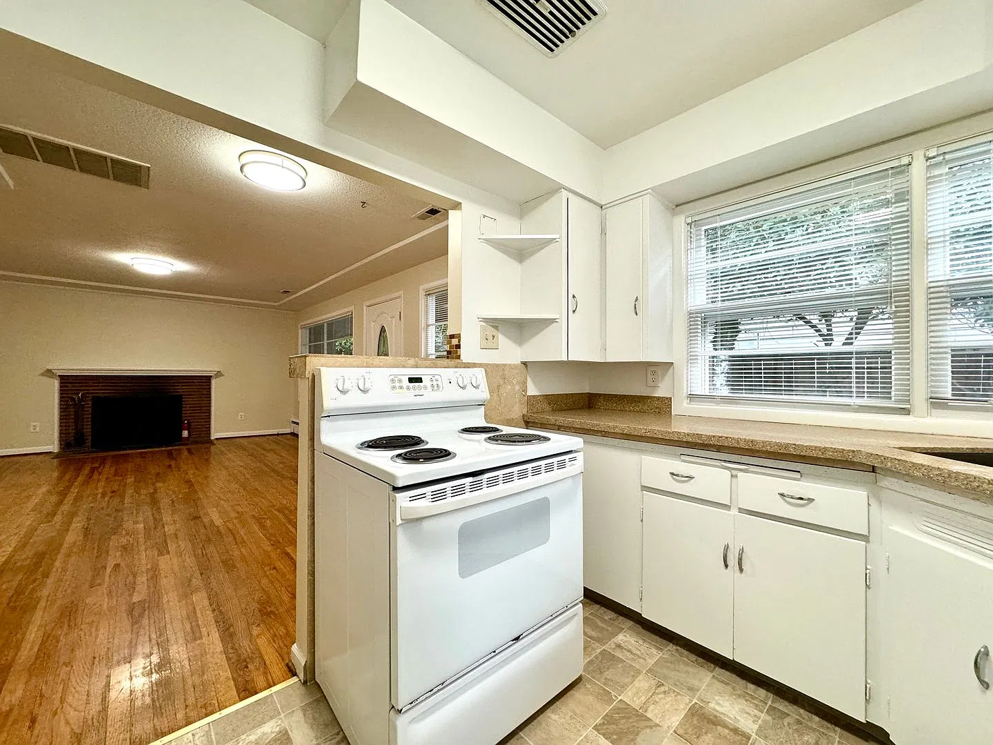 Quiet and Cozy Two Bed in SW Portland 5 plex_~ Open Floor Plan~ Washer/Dryer Hook Ups~ Great Shar... — Photo 4