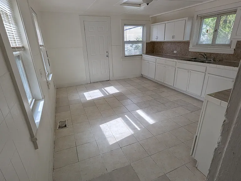 152 Pennsylvania Ave #1 — Photo 2