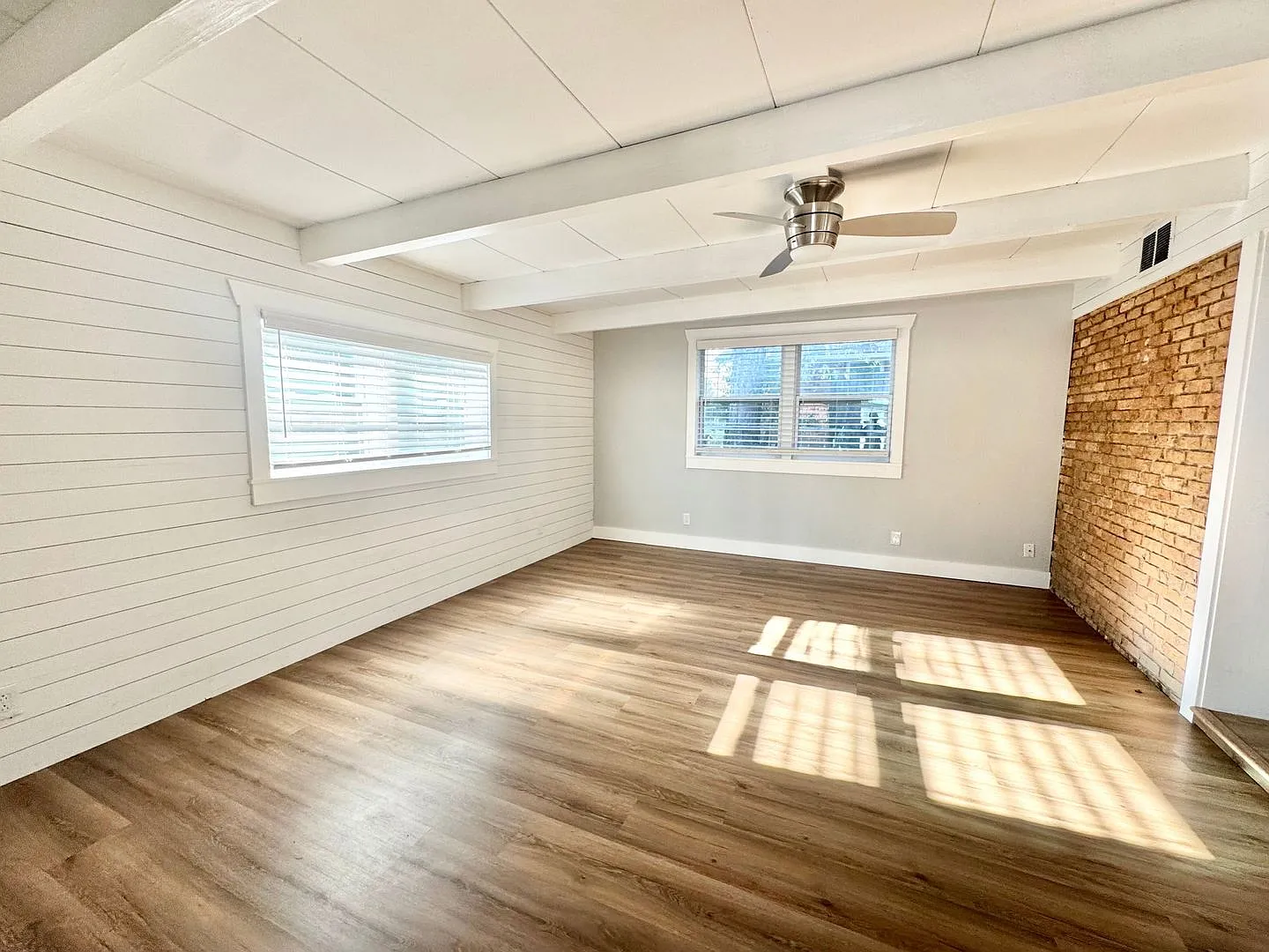 Beautiful white brick ranch styled home off White Bluff in Savannah, Ga! — Photo 3