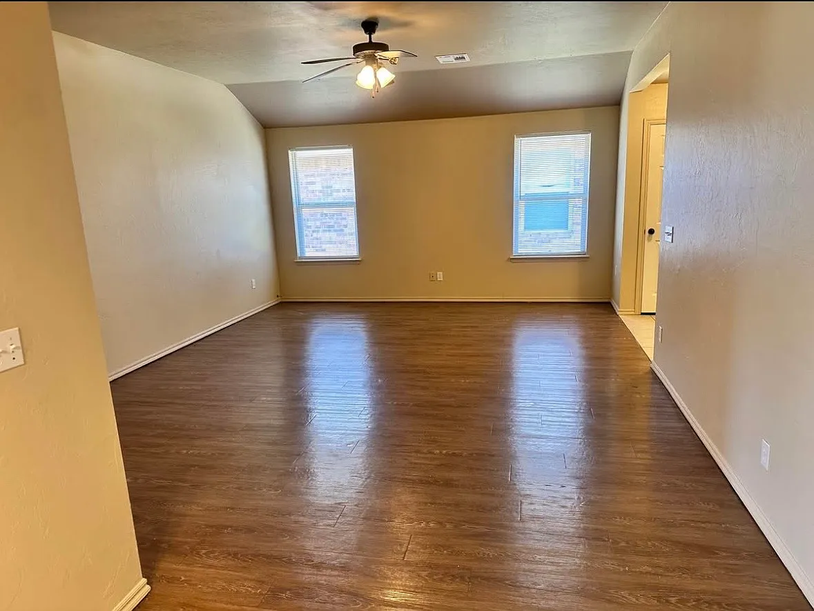 3 bed, 1200 sqft, $1,250 — Photo 2