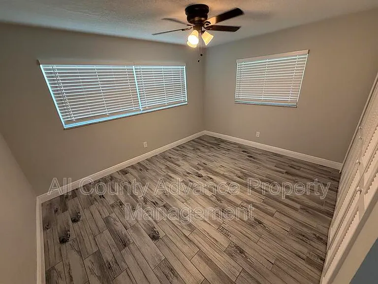 2320 Surrey Ln — Photo 9