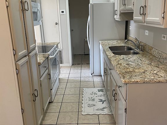 4th image of 200 Lodge Dr APT 203