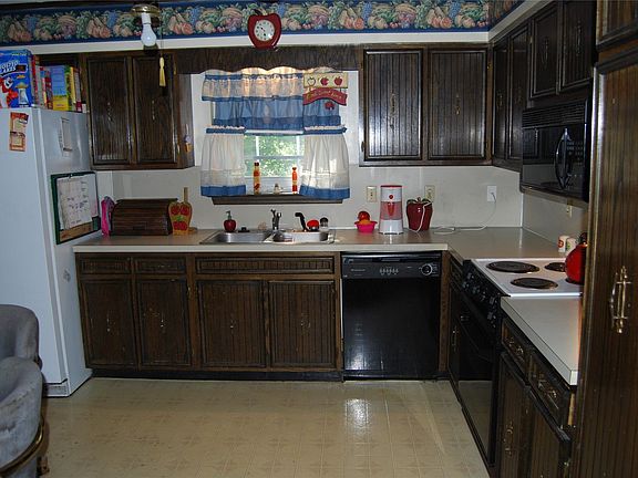 Kitchen with eat-in area