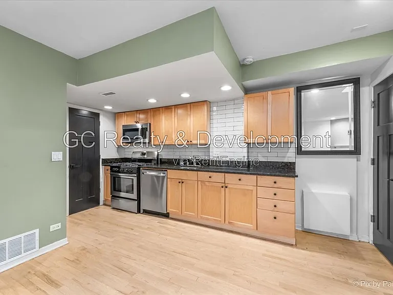 832 W Barry Ave #B — Photo 9