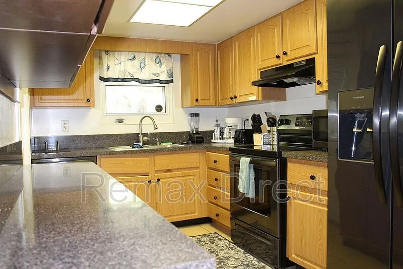 3 bed, 2.0 bath, $3,000 — Photo 2