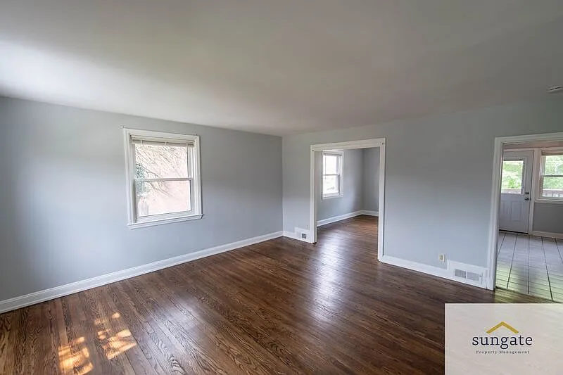 3 bed, 2.0 bath, 1302 sqft, $2,100 — Photo 2