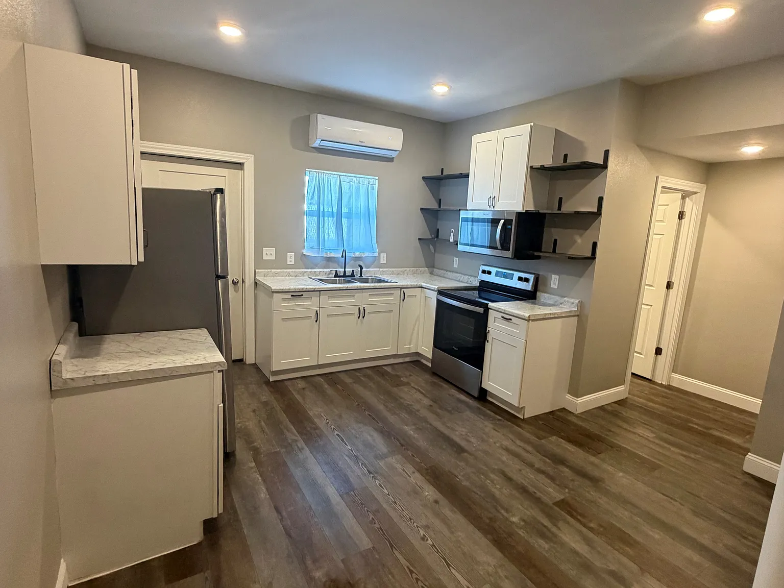 2 bed, 850 sqft, $895 — Photo 2