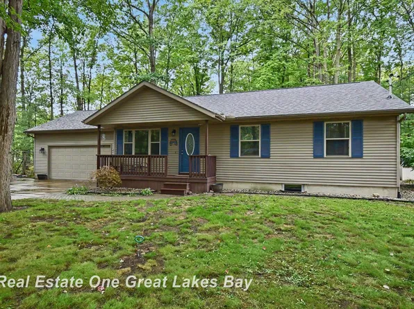 2567 N Starlite Ct, Sanford, MI 48657