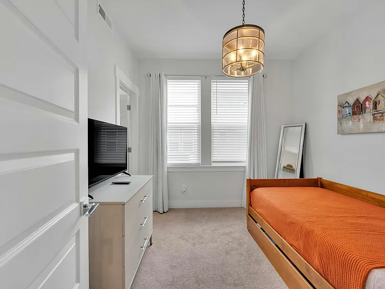 1005 E 36th St — Photo 12