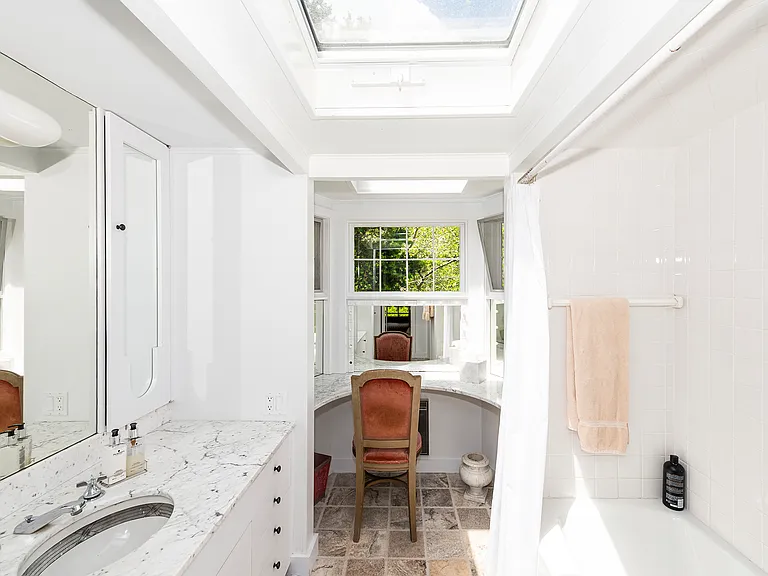 Huntting Ln — Photo 14