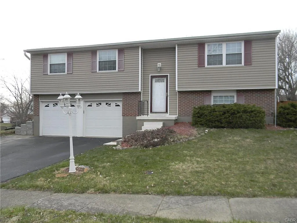 4821 Amberwood Dr photo 1