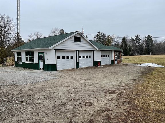 3rd image of 2482 Range Rd