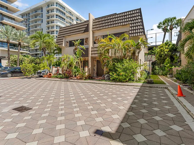 8956 Collins Ave #4 — Photo 7