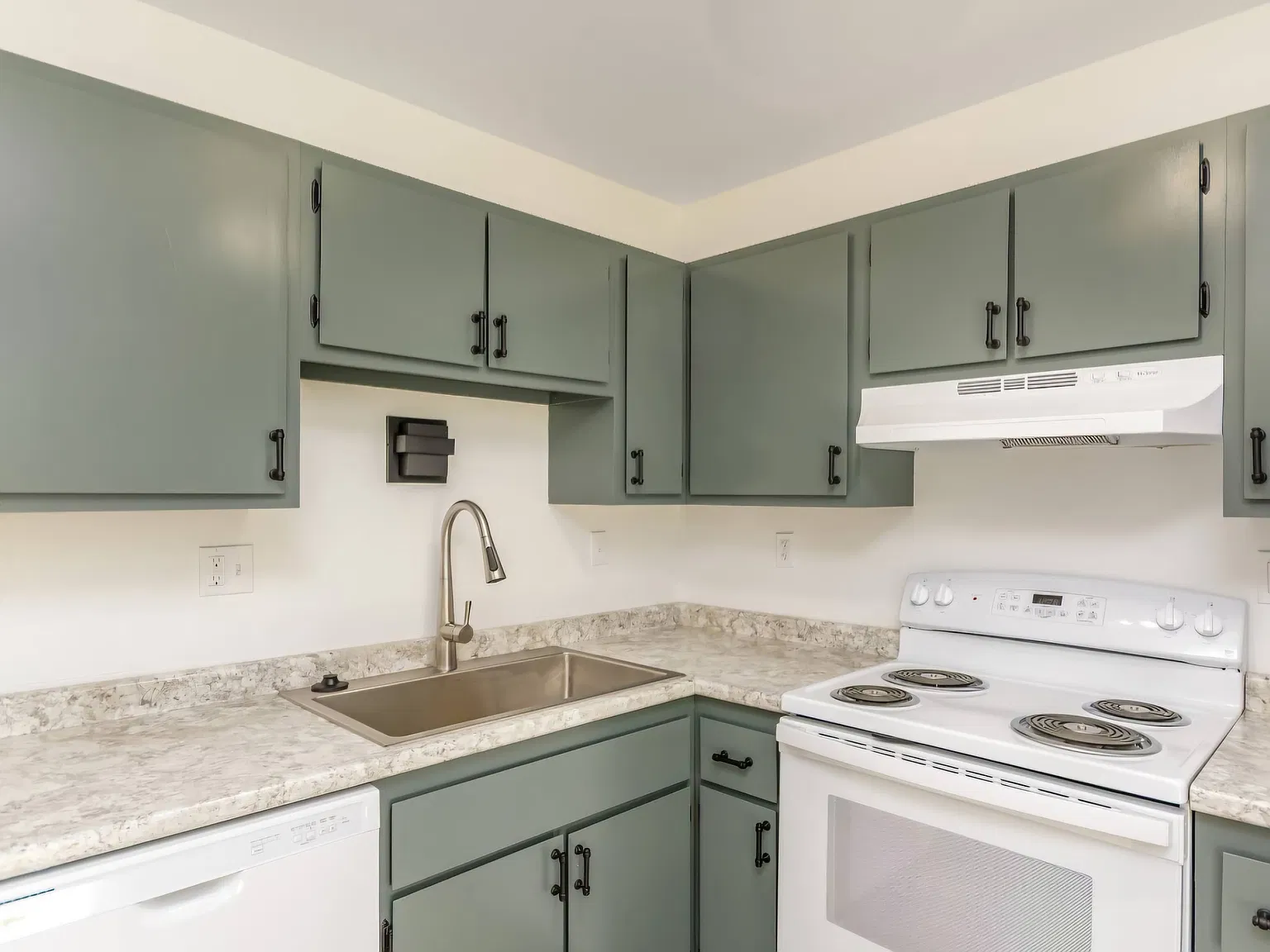 2 bed, 1.5 bath, 980 sqft, $1,050 — Photo 3