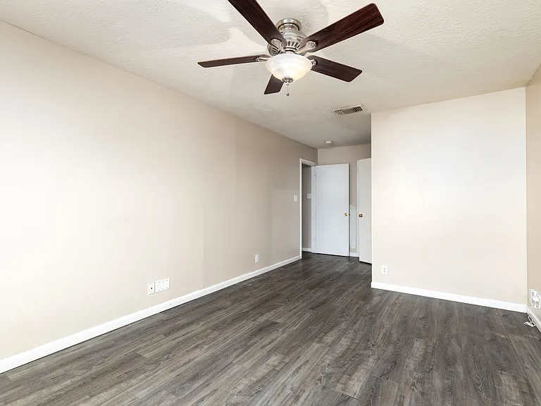 9210 Encino Vlg — Photo 11