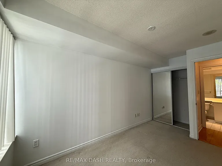270 Wellington St W #802 — Photo 35