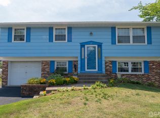 16 Crestwood Dr, Burlington, NJ 08016