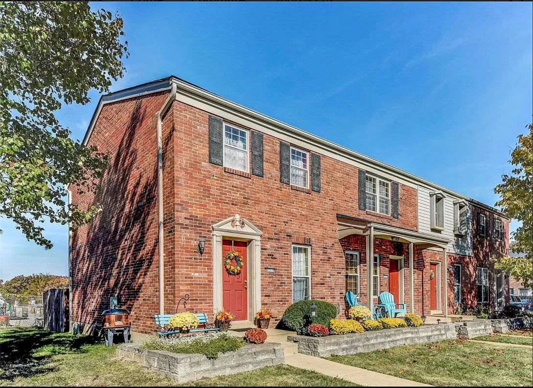 1210 Clarkson Ct — Photo 3