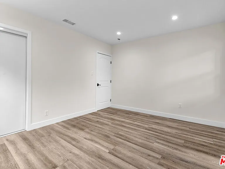 18343 Calvert St — Photo 20