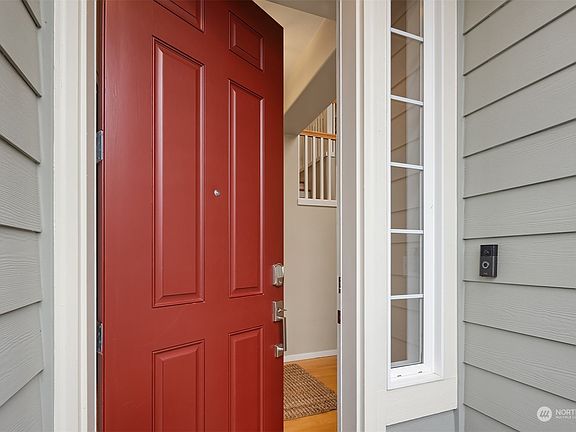 3rd image of 1118 NE Laurel Court