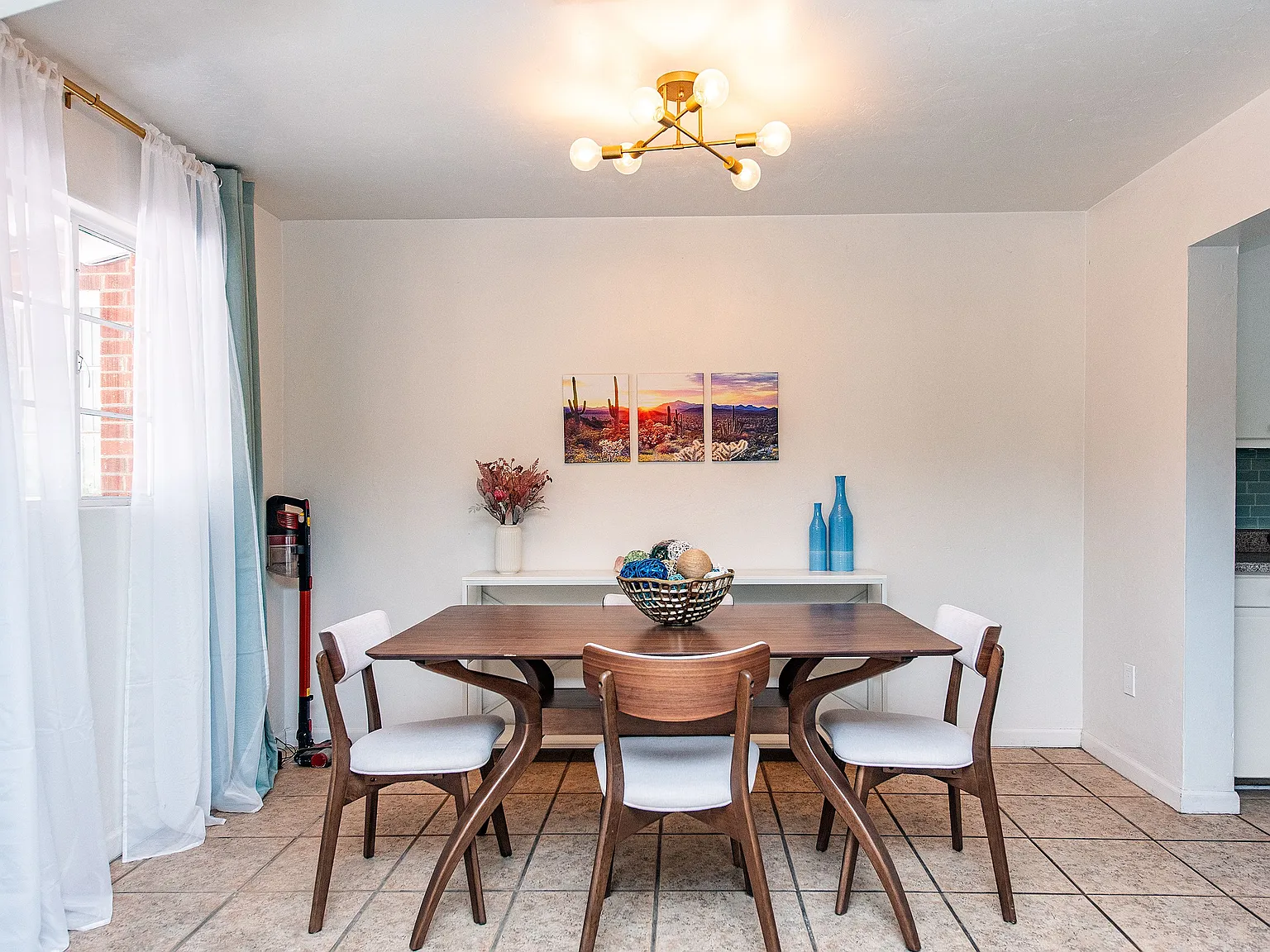 3 bed, 1040 sqft, $2,450 — Photo 2