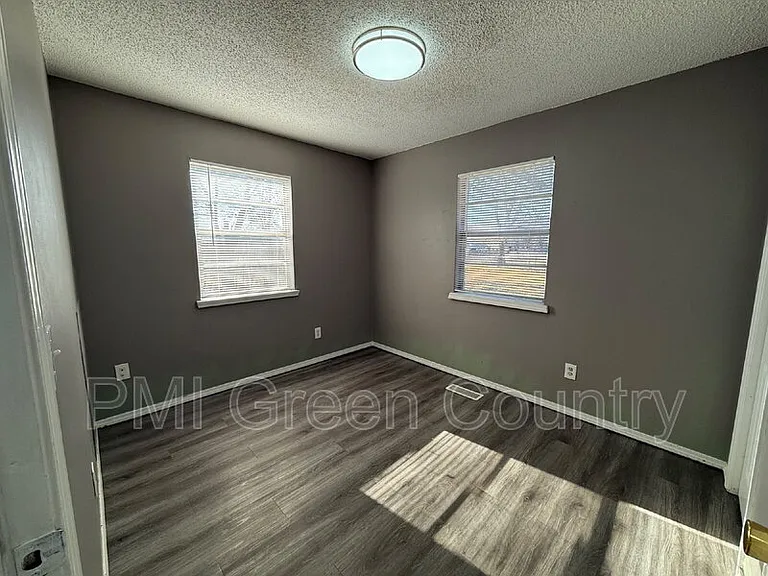 306 E 3rd St — Photo 10