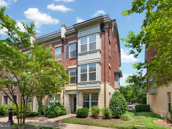 839 Regents Sq #352, Oxon Hill, MD 20745