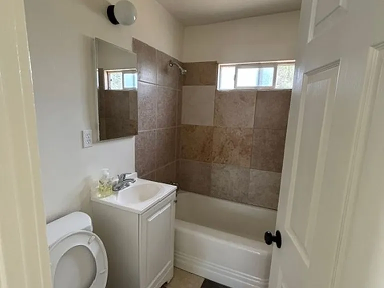 918 W Hays St — Photo 16