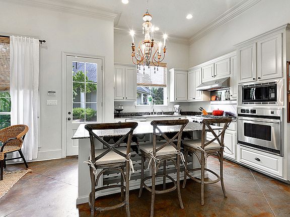 Kitchen Island/Breakfast Bar