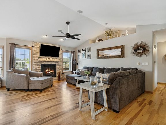 5th image of 221 Driftwood Cir
